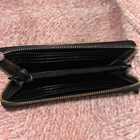 Victoria Secret hearts wallet - Picture 2 of 3